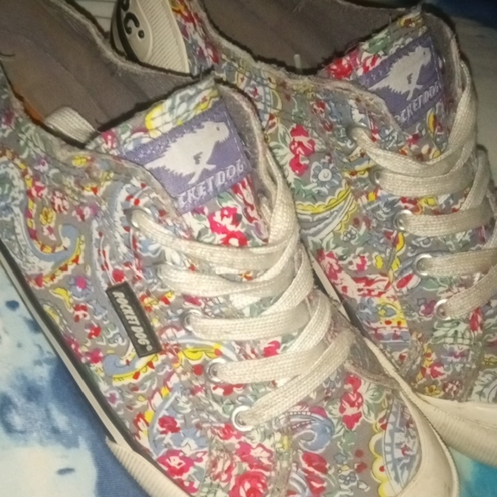 Rocket Dog Floral Lace-Up/Ribbed Rubber Detail@ toe n heel. W9. 5